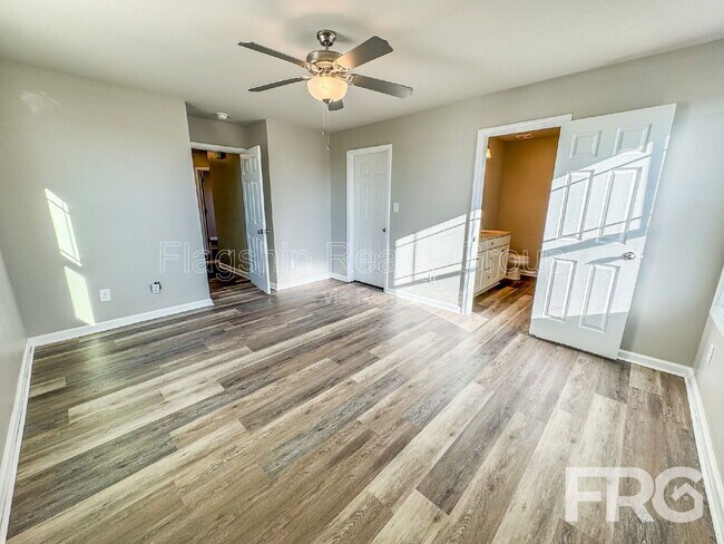 Building Photo - 102 Michael Thomas Pl