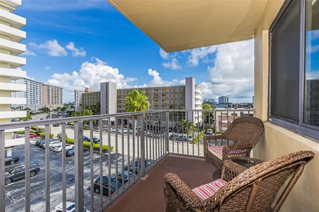 Building Photo - 301 Golden Isles Dr