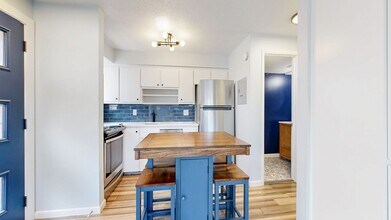 Building Photo - Adorable 2bd/1.5bth Townhome w/1 reserved parking space