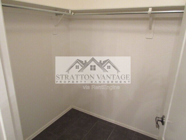 Building Photo - 2741 S Equestrian Dr