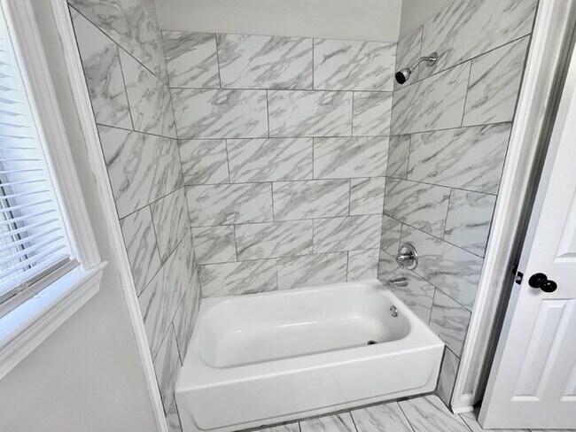 Building Photo - 3176 Beauchamp Dr