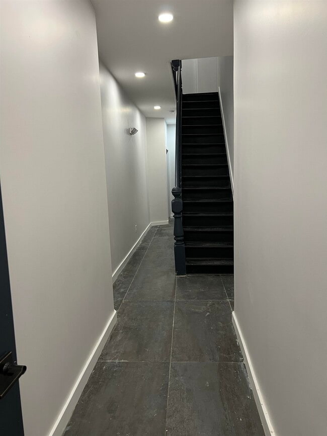 Building Photo - 107 Magazine St