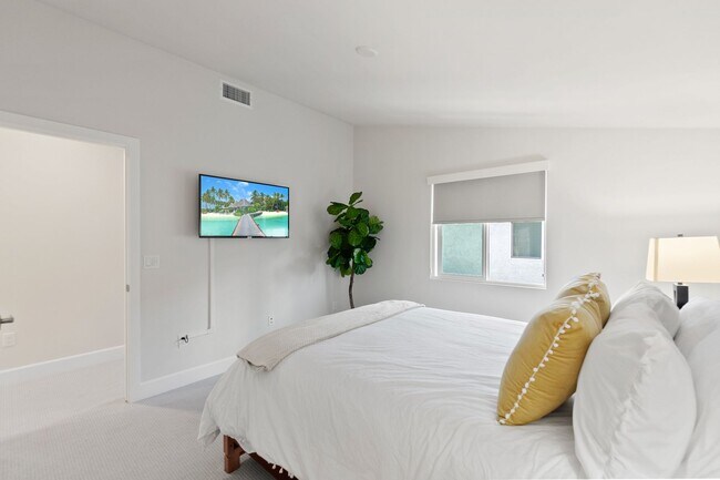 Building Photo - Carlsbad Townhome - 2 Blocks to the beach