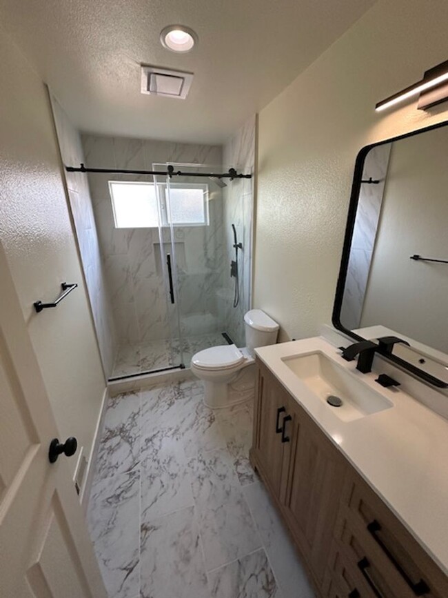 Building Photo - Stunning 4-Bedroom Home with Designer Fini...