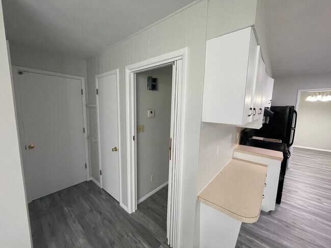 Building Photo - Beautiful 3 bedroom 1.5 bath waiting for you to call home .