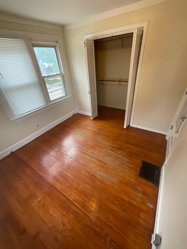 Building Photo - ***AVAILABLE AUGUST 2027*** 5 Bed 2 Bath house. Close to business school. Excellent Location!