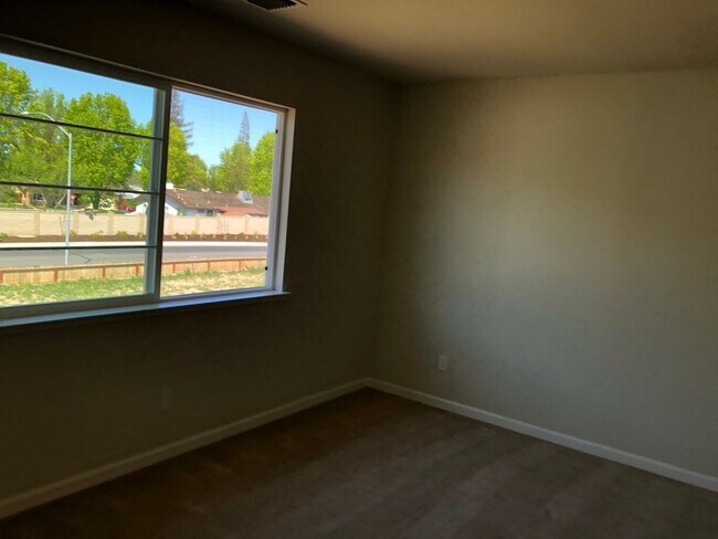 Building Photo - Modesto 3 Bedroom 2.5 Bath Newer Construction