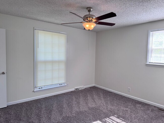 Building Photo - Must see!! 3BD/3BA Fully Finished Basement and Corner Lot!!