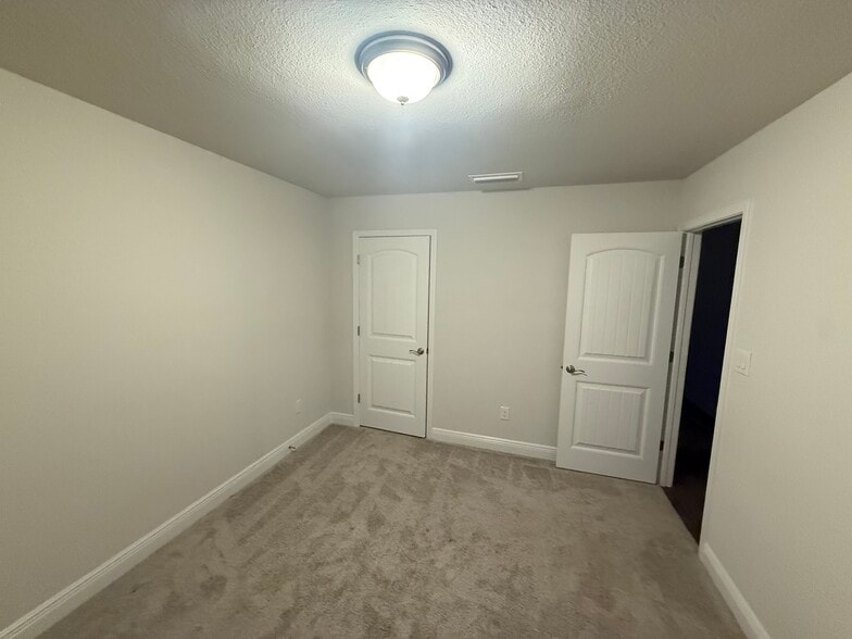 Building Photo - 23257 Ridgewood Dr