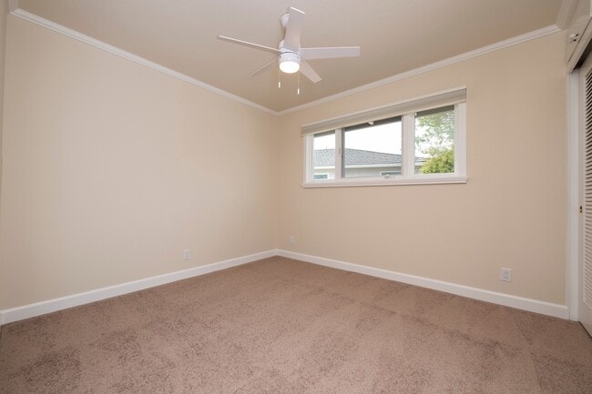 Building Photo - 1394 Manzanita Dr