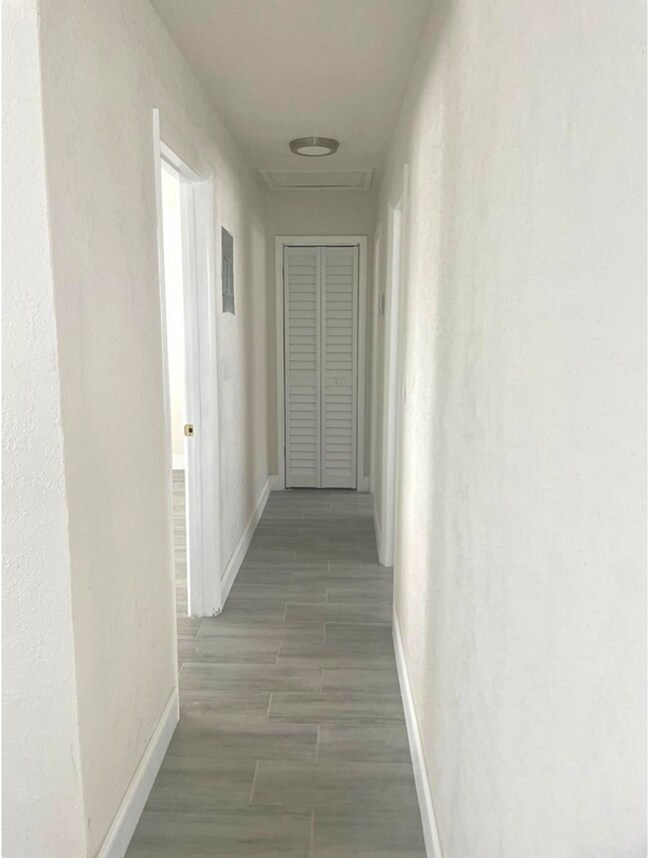 Building Photo - LARGE NEWLY RENOVATED 2 BEDROOM APARTMENTS Application fee is waived during move in