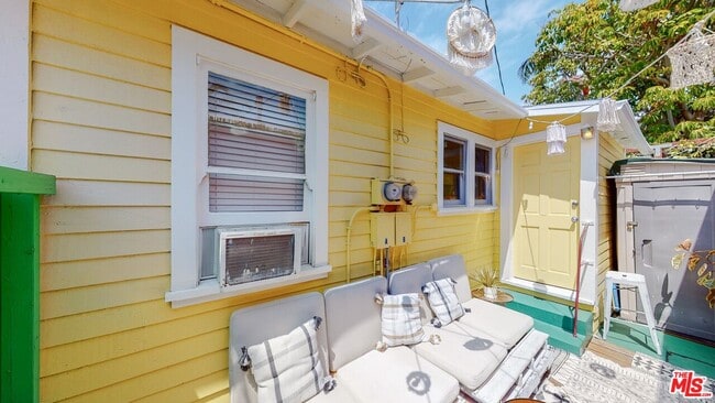 Building Photo - 402 N Venice Blvd