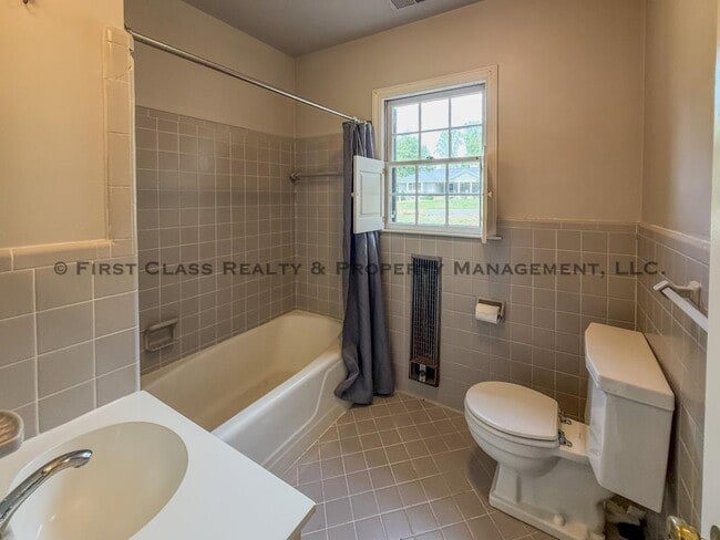 Building Photo - 500 Ashworth Rd