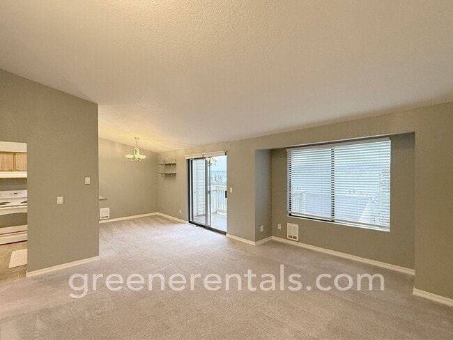 Building Photo - 2BR/1.5BA 3rd Floor Condo Overlooking Sinclair Inlet