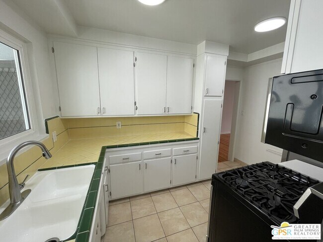 Building Photo - 1057 1/2 S Genesee Ave