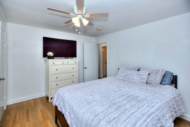 Building Photo - 545 Old Stratfield Rd