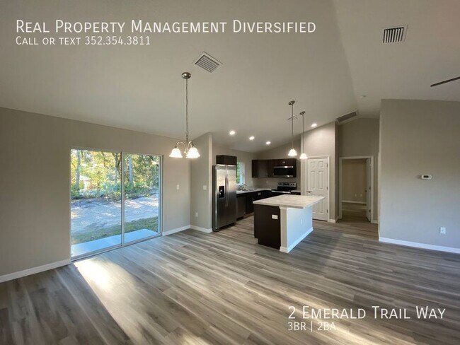 Building Photo - 2 Emerald Trail