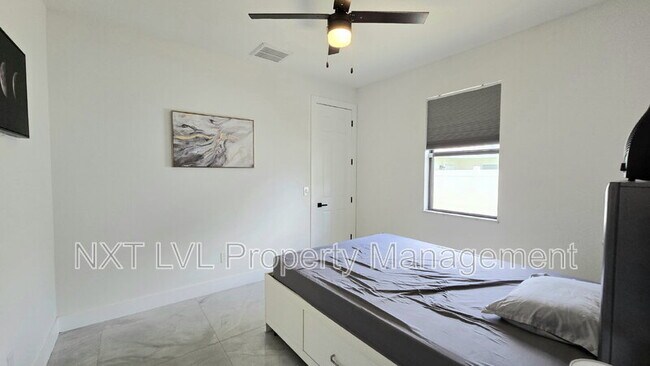 Building Photo - 220 NE 8th Pl