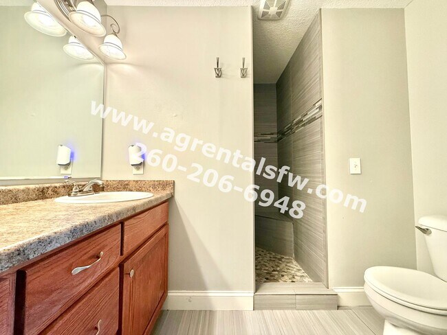 Building Photo - 3 Bedroom House