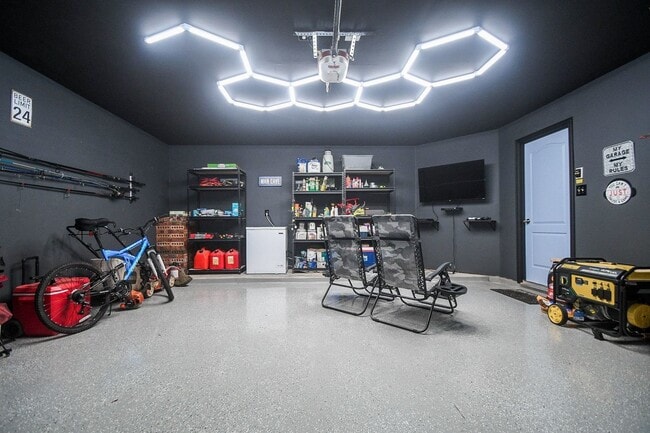 Building Photo - 5823 Knollwood Tr