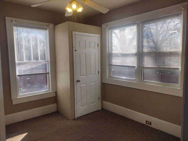 Building Photo - 4 bedroom 2 bathroom pet friendly house!