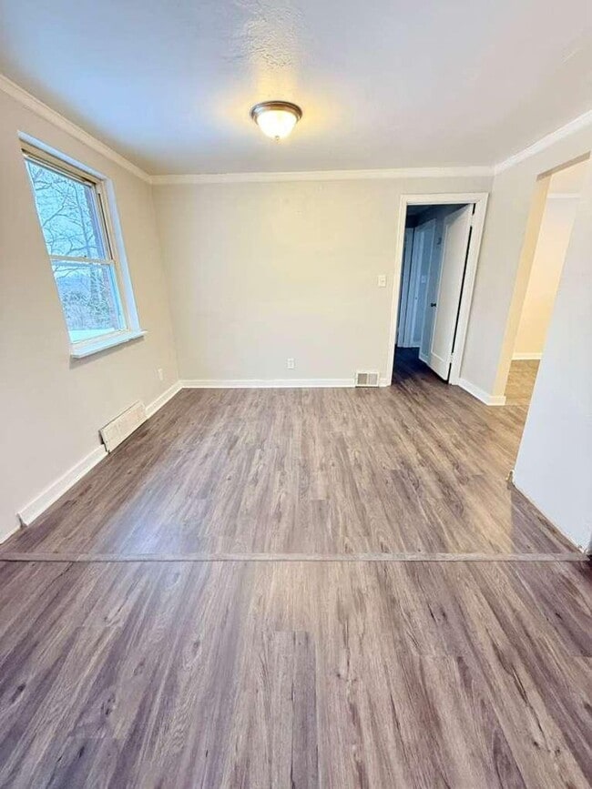 Building Photo - Spacious and beautifully updated 3-bedroom, 1.5-bath