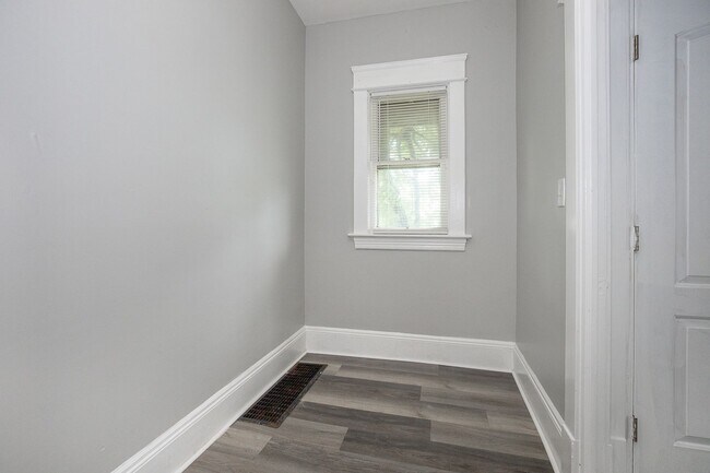 Building Photo - 3910 Carlyle Ave