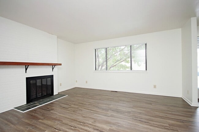 Building Photo - Huntington Village Townhome, Near UVA's North Grounds