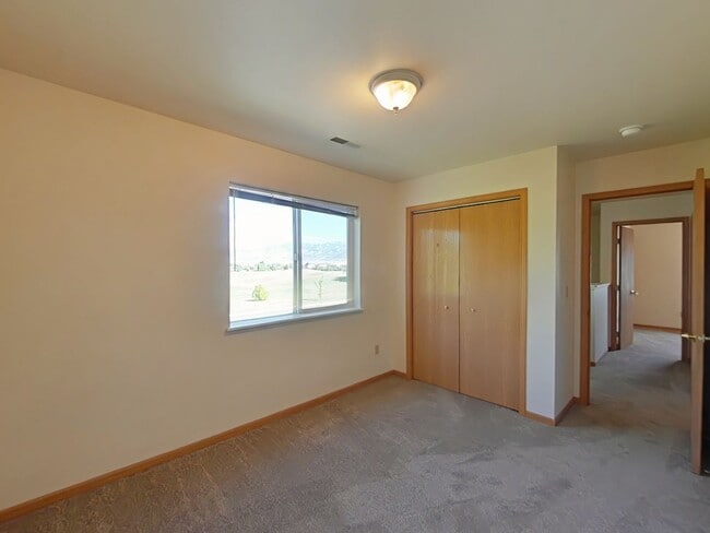 Building Photo - Townhouse-style End unit 3BD, 1.5 BA with attached garage