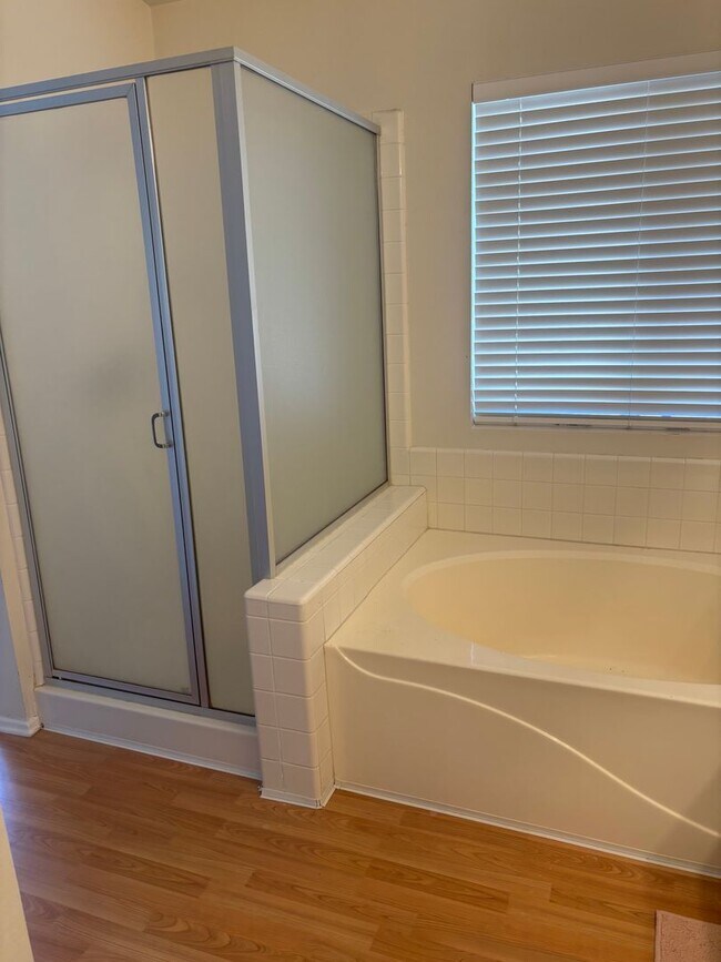 Building Photo - 4-BedroomSpacious Home