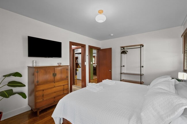 Building Photo - Modern Furnished Cottage Located Downtown!