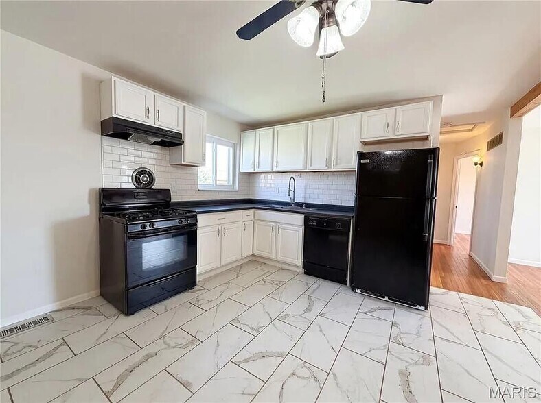 Building Photo - 2235 Bolton St