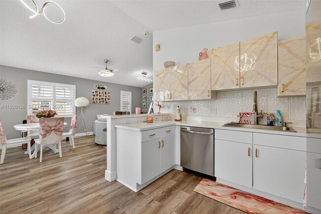 Building Photo - 210 NW Zanzibar Pl