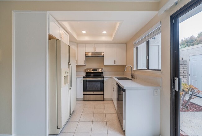 Building Photo - RPV Remodeled 2 bed 3 bath townhome in gat...