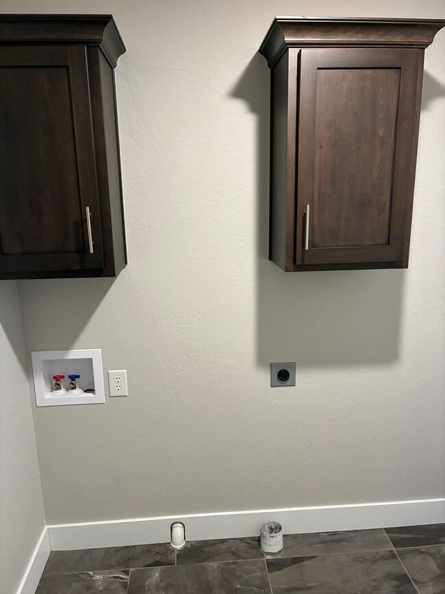 Building Photo - Beautiful 3 bedroom, 2 bath, 2 car garage duplex in Ozark! Spacious, granite with open / split be...