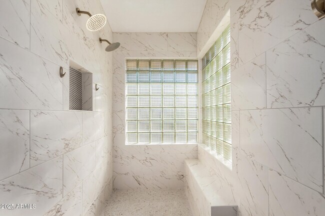 Building Photo - 687 E Park Ave