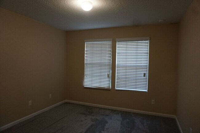 Building Photo - 3 Bedroom 2.5 Bathroom Townhome Near Mill ...