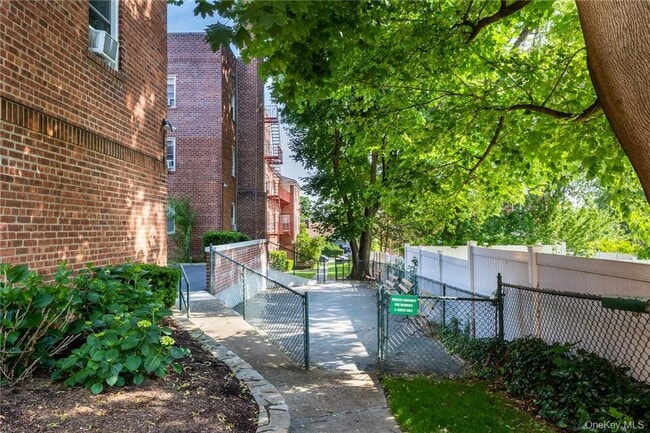 Building Photo - 33 E Grand St