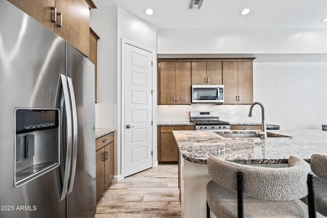 Building Photo - 4827 E Village Dr