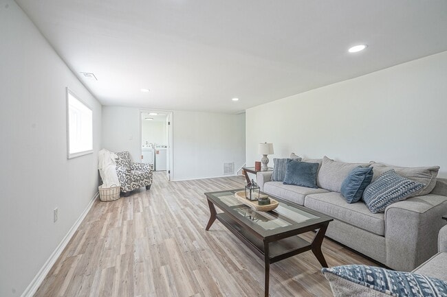Building Photo - 411 Greenview Dr