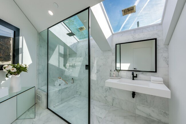 Building Photo - Hilldale