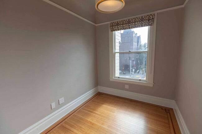 Building Photo - Beautifully Remodeled 3BR 2BA Top Floor Condo in Presidio Heights