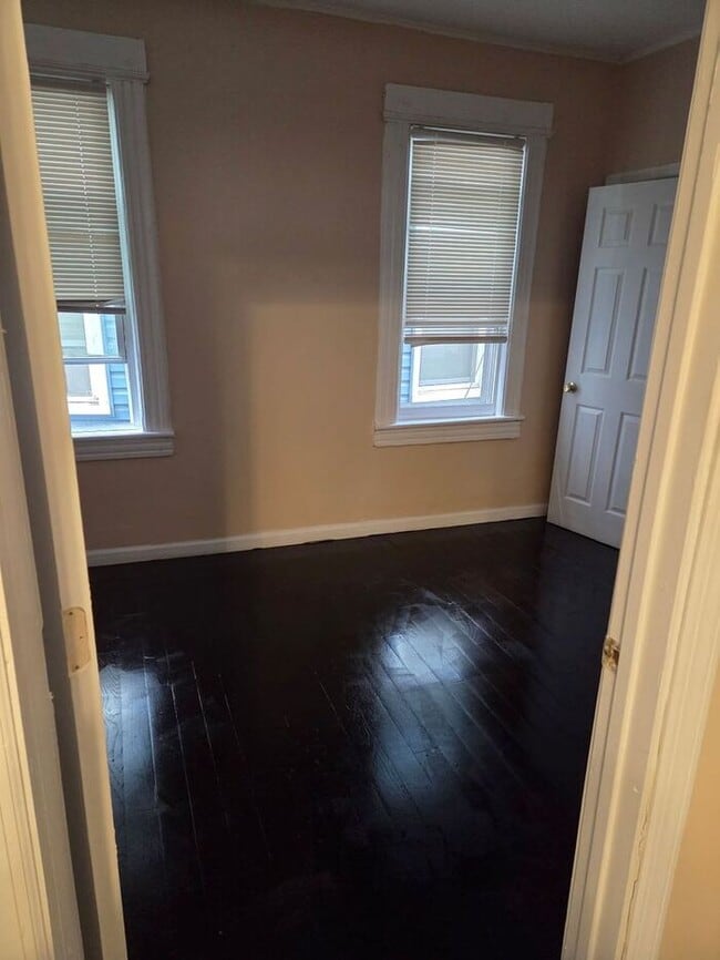 Building Photo - Spacious 3.5 BDR Apartment with Closed Front Balcony & Backyard Access!