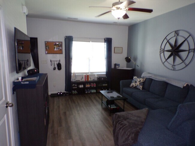 Building Photo - Two Bedroom Two and half Bathrooms Townhome!