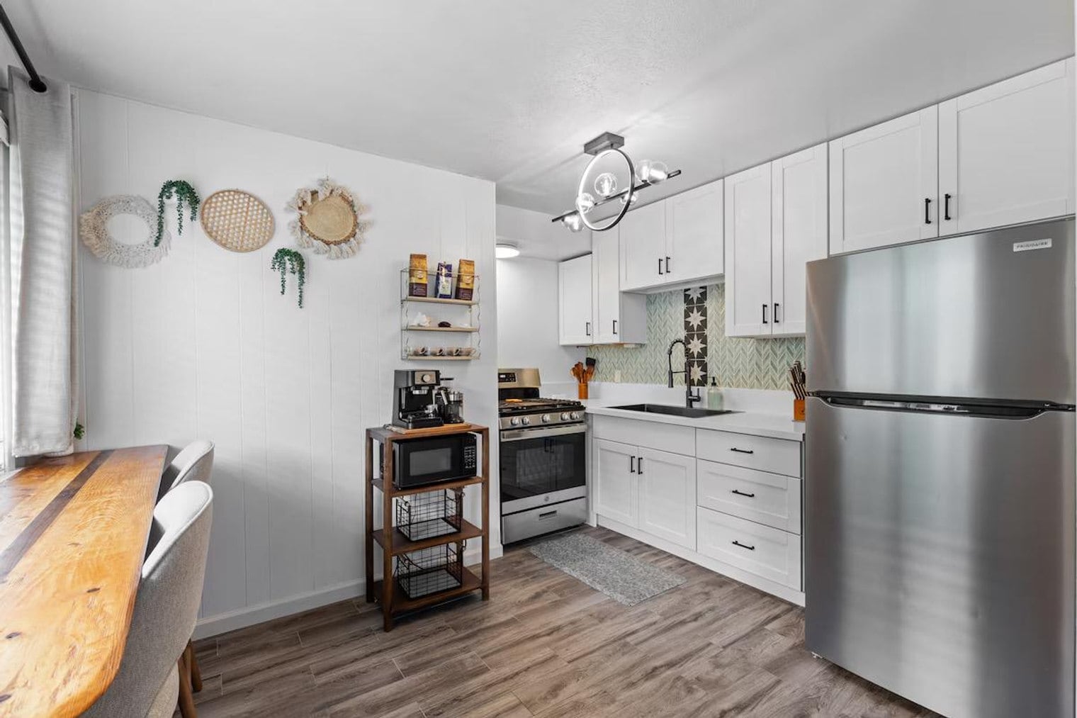 Building Photo - 485 Waianuenue Ave