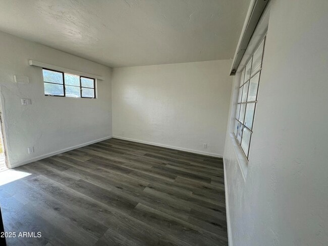 Building Photo - 1137 S Judd St