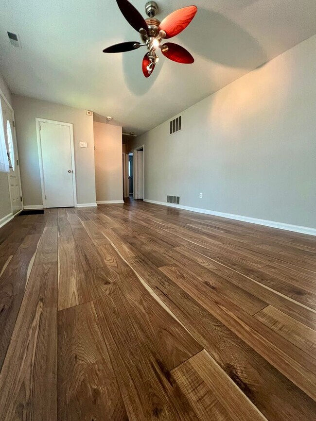 Building Photo - 3-Bedroom Single Family Home in Bristol! A...