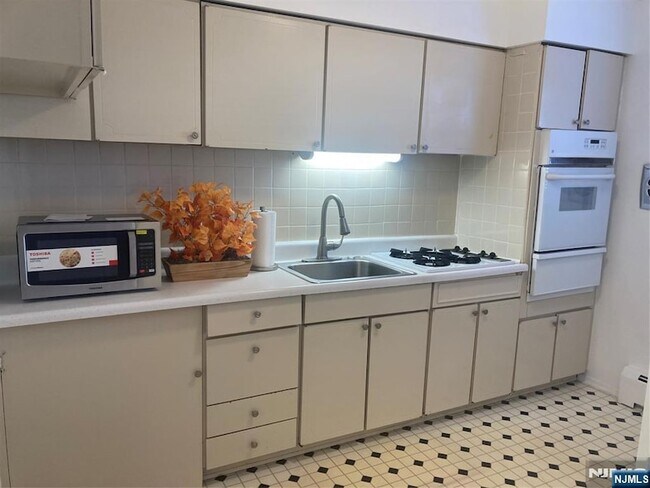 Building Photo - 1251 Valley Rd