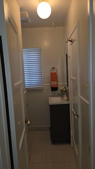 2nd bathroom - 3514 S Burnside Ave