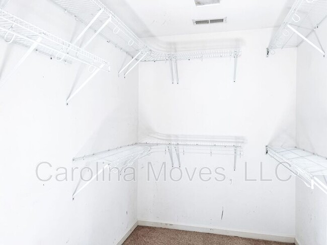 Building Photo - 702 Carriage Hill Rd